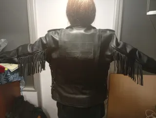 Chaqueta de cuero con flecos