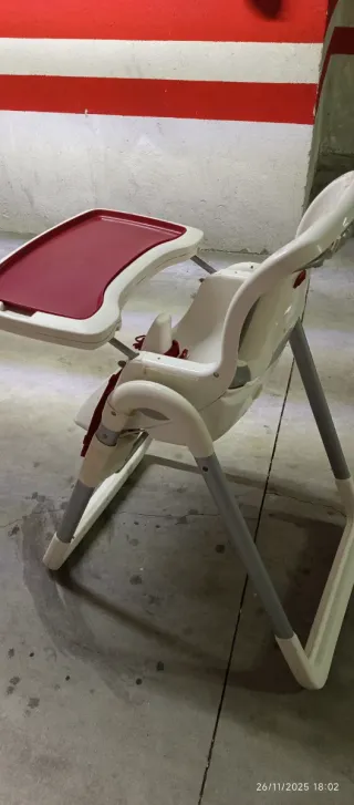 Trona de bebé blanca con arnés rojo