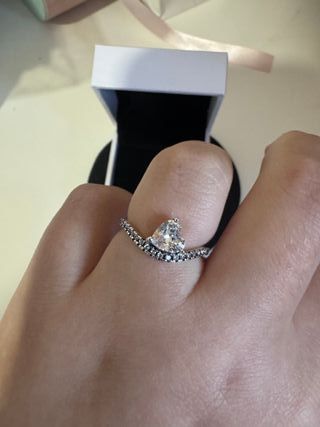 Anillo plateado Corazón Brillante y brillos 925