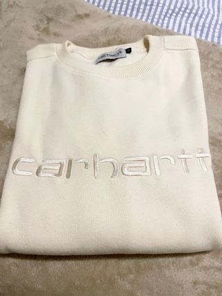 Jersey Carhartt Beige/Blanco con el logo bordado.
