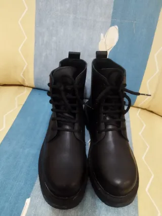 Botas de piel negras talla 42 con punta de hierro