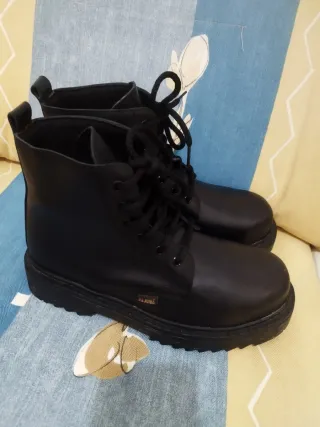 Botas de piel negras talla 42 con punta de hierro