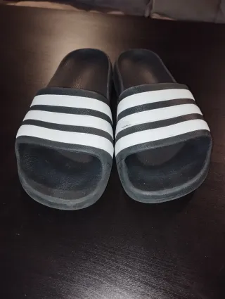 Chanclas Adidas Negras y Blancas