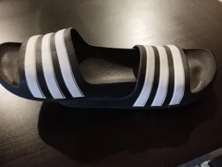 Chanclas Adidas Negras y Blancas