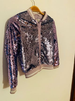 Chaqueta H&M niña lentejuelas morada.