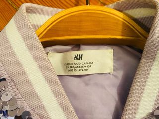 Chaqueta H&M niña lentejuelas morada.
