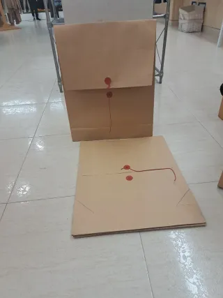 Bolsas de papel marrones con cierre de cordón