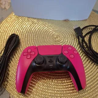 Playstation 5 con mando rosa