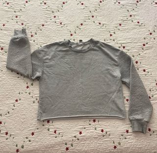 Sudadera gris con mangas texturizadas