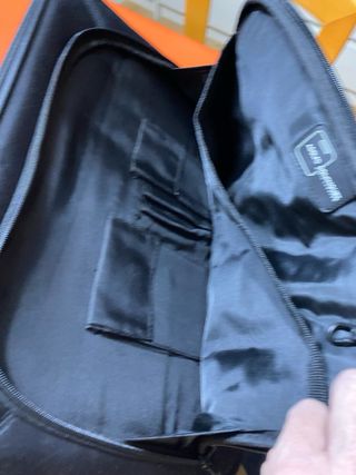 Maletín Adolfo Dominguez portátil y documentos