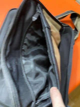 Maletín Adolfo Dominguez portátil y documentos