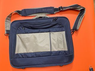 Maletín Adolfo Dominguez portátil y documentos