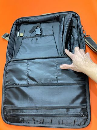 Maletín Adolfo Dominguez portátil y documentos