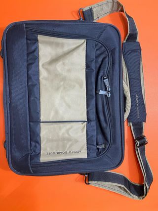 Maletín Adolfo Dominguez portátil y documentos