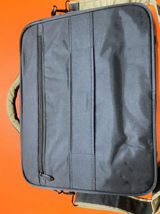 Maletín Adolfo Dominguez portátil y documentos