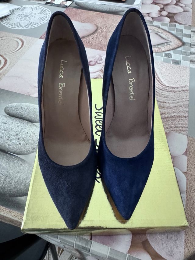 Zapatos de tacón azul marino