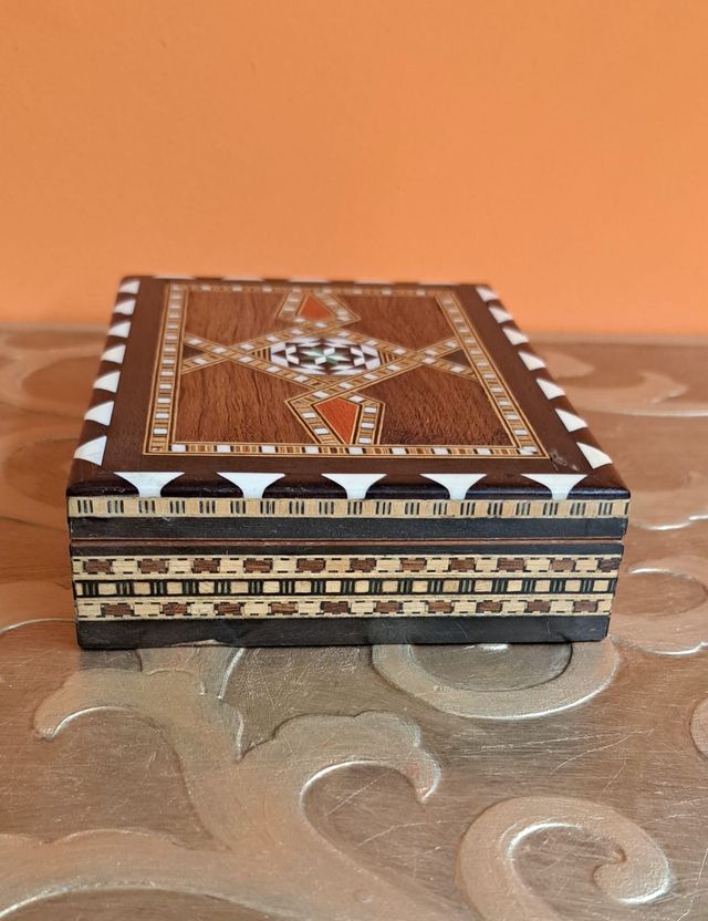 Antica scatola artigianale in taracea