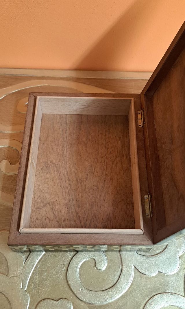 Antica scatola artigianale in taracea