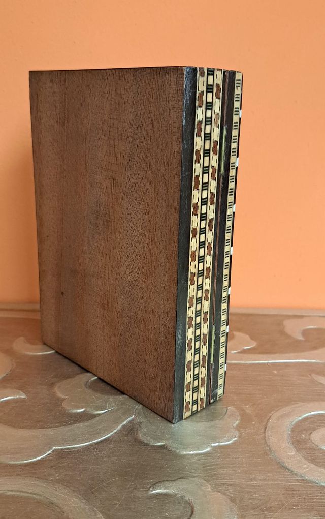 Antica scatola artigianale in taracea