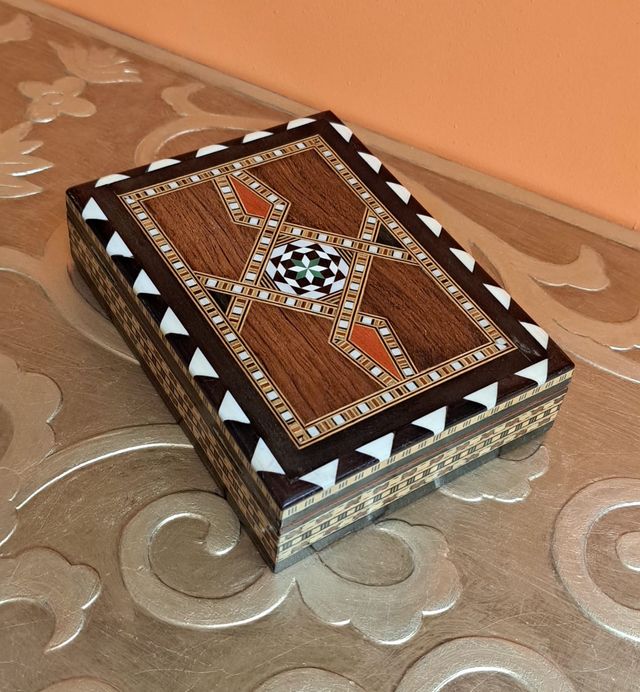 Antica scatola artigianale in taracea