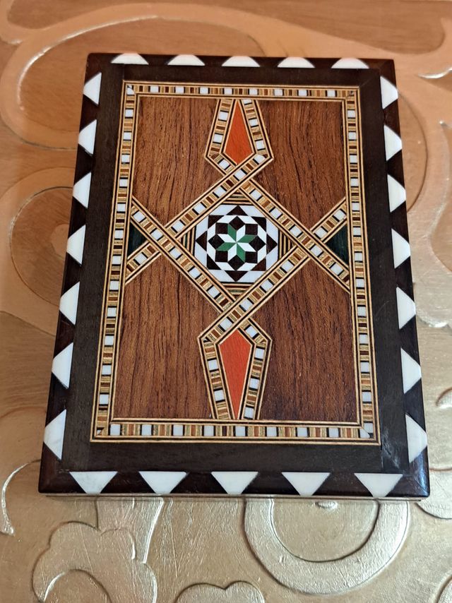 Antica scatola artigianale in taracea