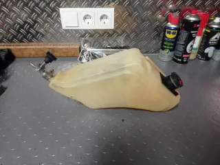 Depósito y escuadras Derbi Variant Start