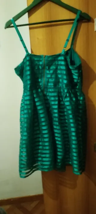 Vestido fiesta esmeralda con tirantes y forro inte