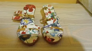 Sandalias de tacón con estampado floral