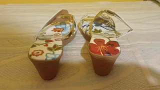 Sandalias de tacón con estampado floral