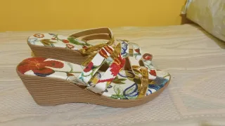 Sandalias de tacón con estampado floral