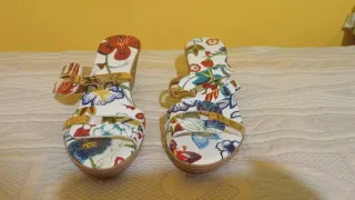 Sandalias de tacón con estampado floral