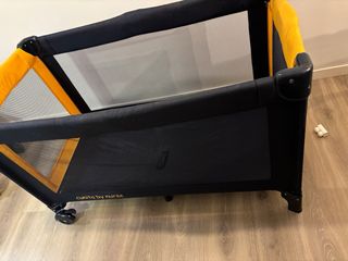 Cuna de viaje azul marino y amarilla