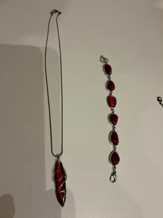 Collar y pulsera con piedras rojas