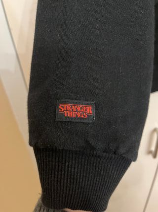 Sudadera Stranger Things Negra Pull&Bear