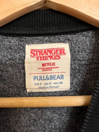 Sudadera Stranger Things Negra Pull&Bear