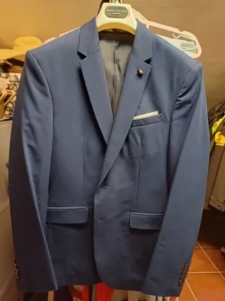 Traje azul Zara + camisa blanca