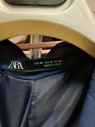 Traje azul Zara + camisa blanca