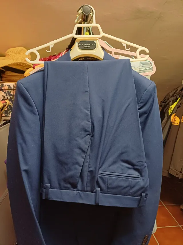 Traje azul Zara + camisa blanca