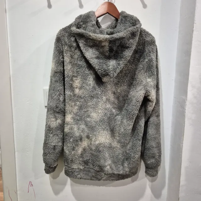 Sudadera peluda gris con bordado