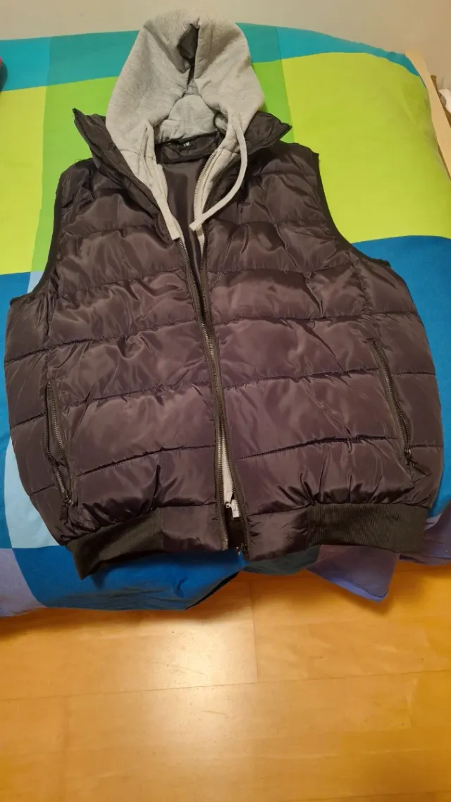 Chaleco de invierno con capucha gris