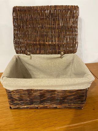 Cesta de mimbre con forro de tela