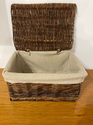 Cesta de mimbre con forro de tela