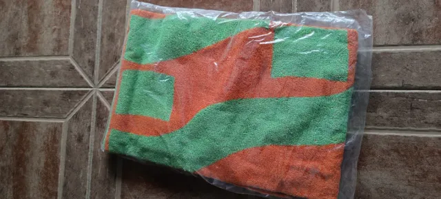 Toalla de playa verde y naranja