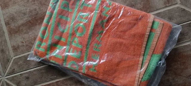 Toalla de playa verde y naranja