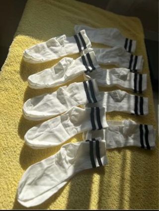 Calcetines deportivos blancos con rayas