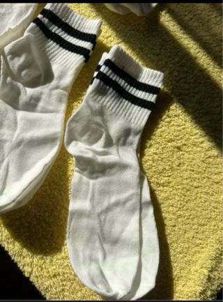 Calcetines deportivos blancos con rayas