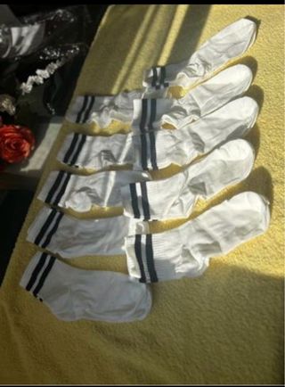 Calcetines deportivos blancos con rayas