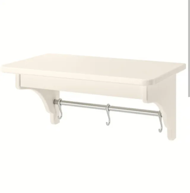 Estantería gris Ikea con barra y ganchos.