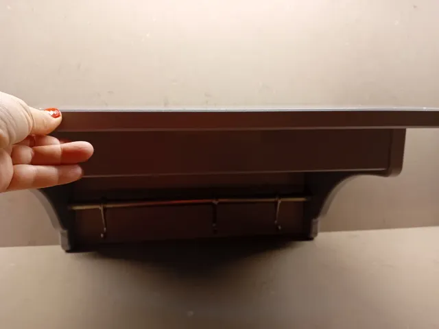 Estantería gris Ikea con barra y ganchos.