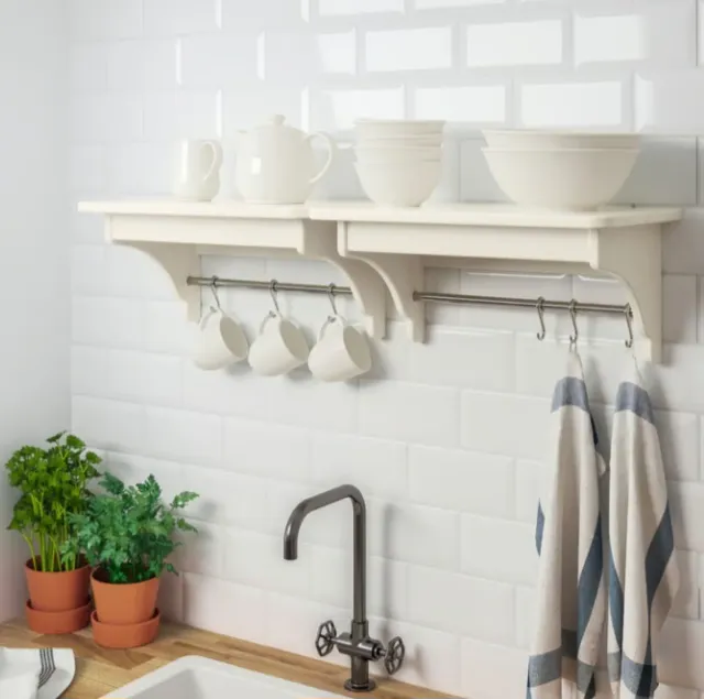 Estantería gris Ikea con barra y ganchos.